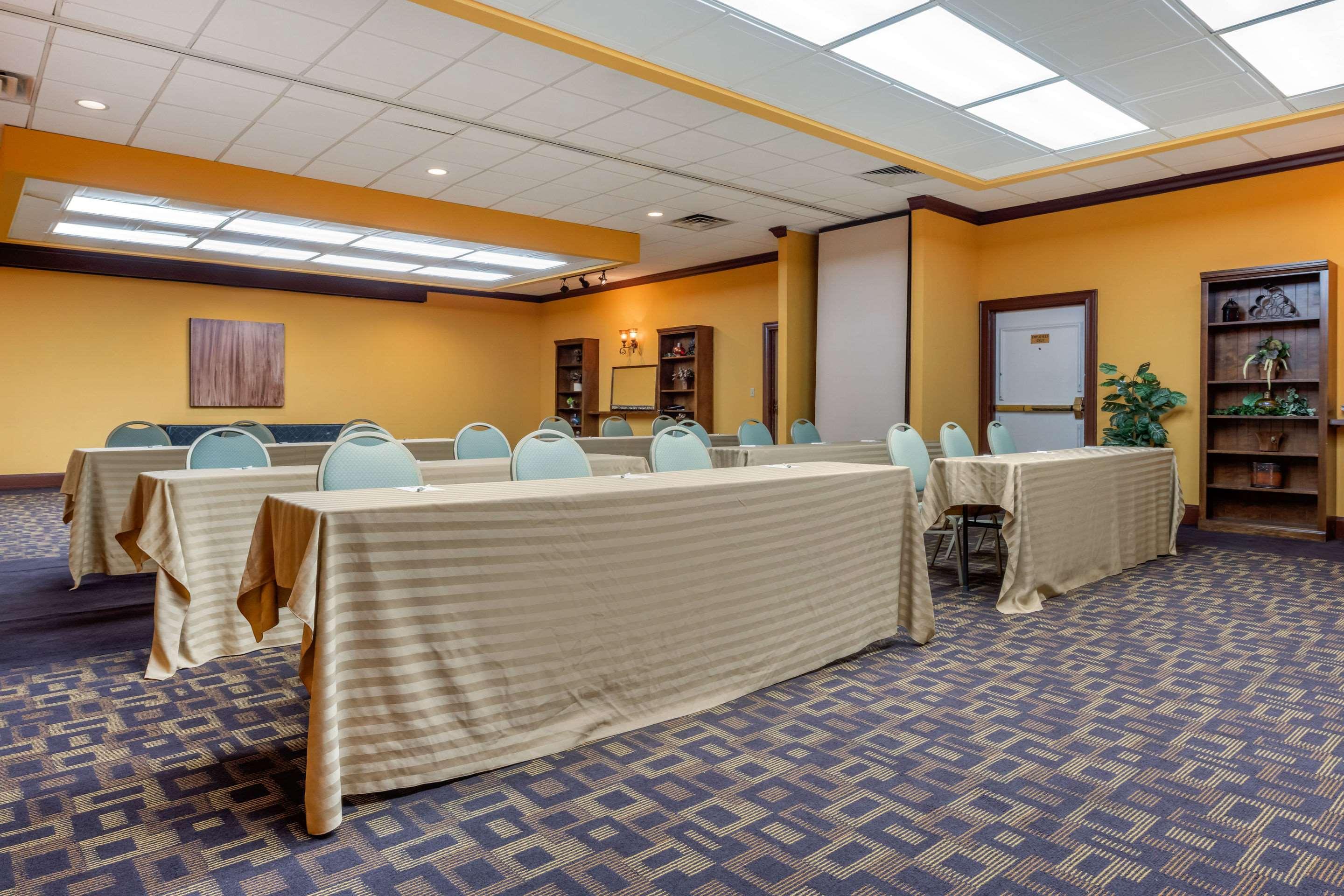 Clarion Hotel And Conference Center Harrisburg West Нью-Камберленд Экстерьер фото