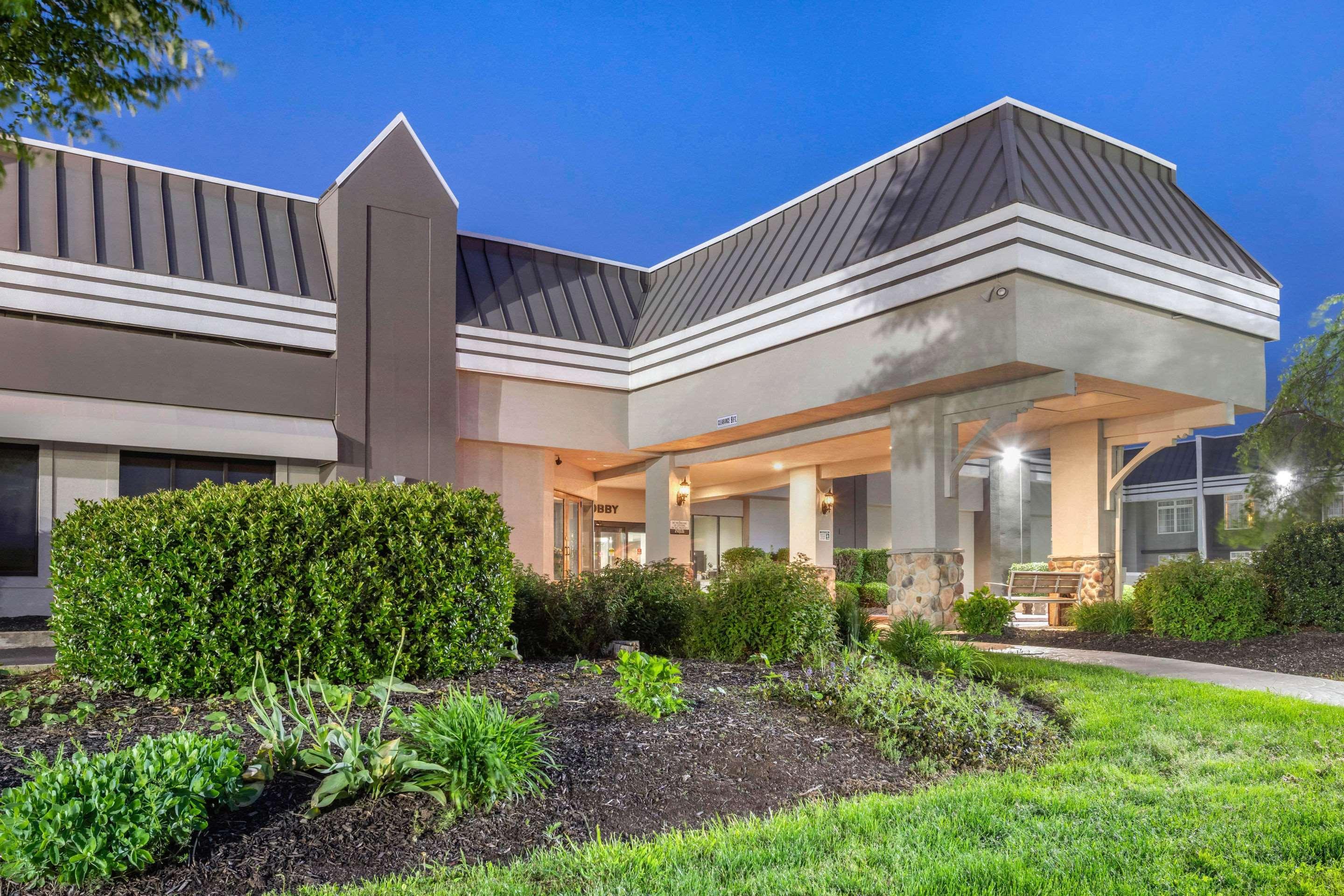 Clarion Hotel And Conference Center Harrisburg West Нью-Камберленд Экстерьер фото